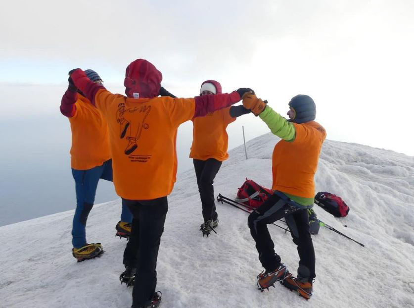 Els lleidatans del Grup Sardanista Montserrat ballant la sardana més alta del món al cim de la muntanya Ararat, a 5.137 metres - Foto: Instagram del Grup Sardanista Montserrat