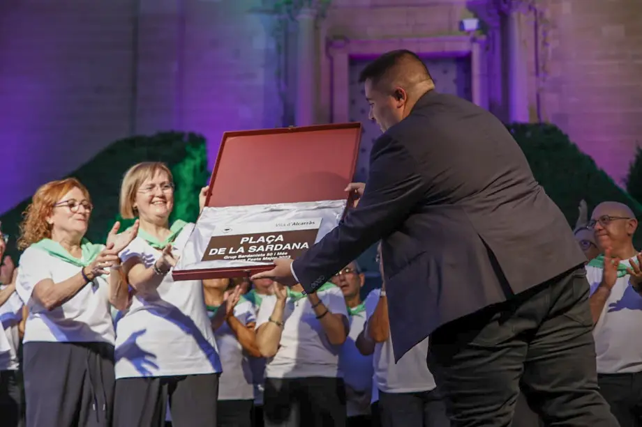 L'alcalde d'Alcarràs, Gerard Companys, entrega una placa commemorativa a l'Associació 50 i Més - Foto: Ajuntament d'Alcarràs