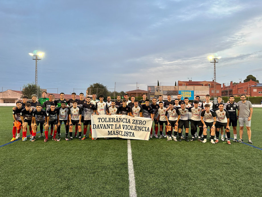 Els jugadors del CF Borges i l'UE Fraga sostenen una pancarta per mostrar 'Tolerància Zero davant la violència masclista' - Foto: Ajuntament de les Borges Blanques