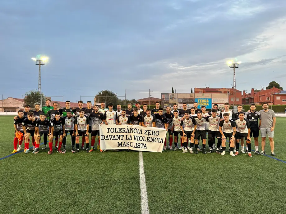 Els jugadors del CF Borges i l'UE Fraga sostenen una pancarta per mostrar 'Tolerància Zero davant la violència masclista' - Foto: Ajuntament de les Borges Blanques