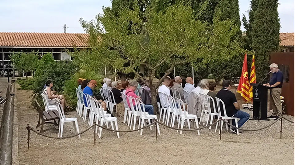 Imatge dels actes de commemoració de la dignificació de la fossa comuna al cementiri de Cervera de l'any 2022- Foto: Paeria de Cervera