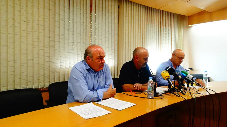 Ramon Sarroca, president de la FCAC, Jaume Perera, portaveu de Manifest del Gran Urgell i Joan Carles Massot, president de la JARC durant la roda de premsa d'aquest matí - Foto: Territoris