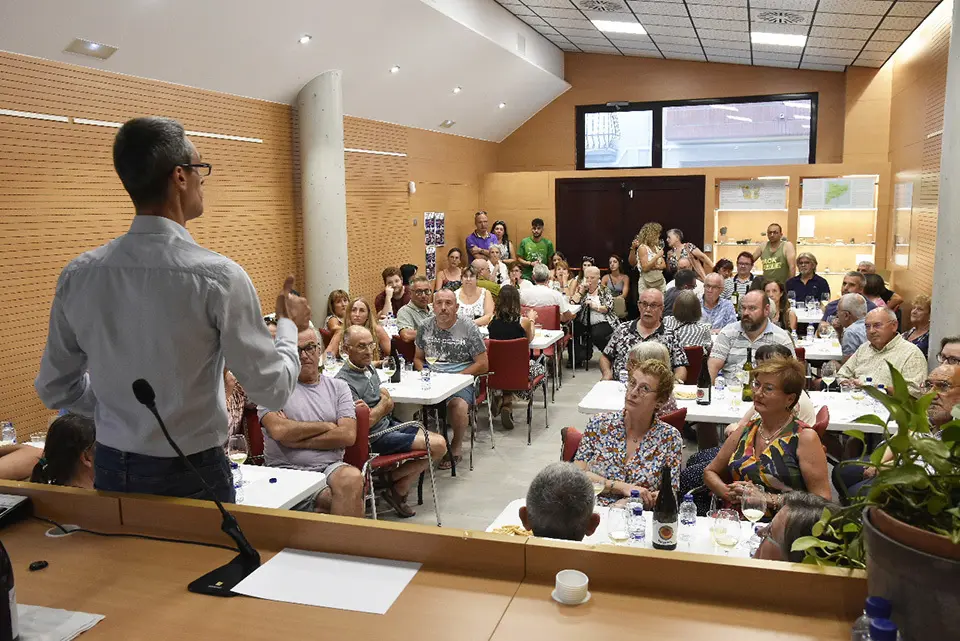Conferència dedicada als vins lleidatans de la mà del del sumiller Toni Lara, que es va portar a terme en el marc de la Festa Major, organitzada per l'Aula d'Extenció Universitària de Sidamon - Foto: Josep Maria Llovera