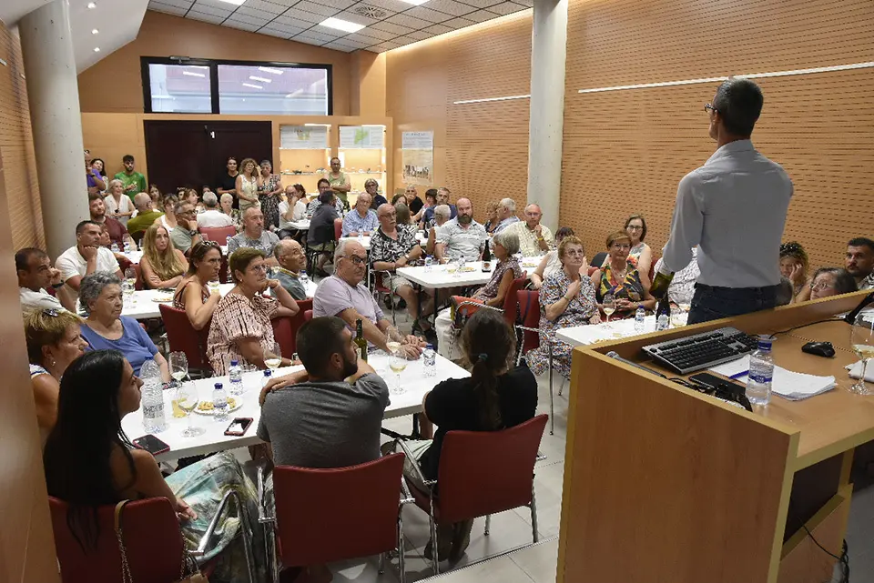 Conferència dedicada als vins lleidatans de la mà del del sumiller Toni Lara, que es va portar a terme en el marc de la Festa Major, organitzada per l'Aula d'Extenció Universitària de Sidamon - Foto: Josep Maria Llovera