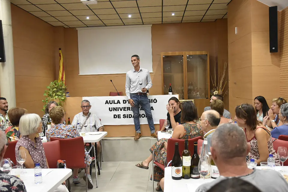 Conferència dedicada als vins lleidatans de la mà del del sumiller Toni Lara, que es va portar a terme en el marc de la Festa Major, organitzada per l'Aula d'Extenció Universitària de Sidamon - Foto: Josep Maria Llovera