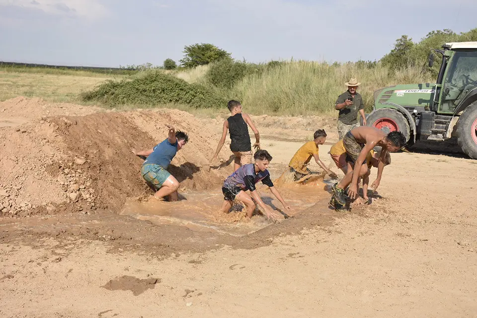 1ª Gimcana de fang i obstacles, activitat que va encetar el programa d'aquest de la Festa Major de Sidamon amb una gran participació de grups de família o amics - Foto: Josep Ma Llovera