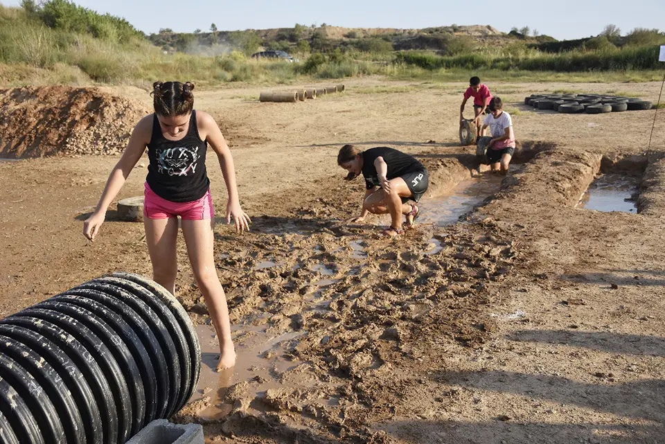 1ª Gimcana de fang i obstacles, activitat que va encetar el programa d'aquest de la Festa Major de Sidamon amb una gran participació de grups de família o amics - Foto: Josep Ma Llovera