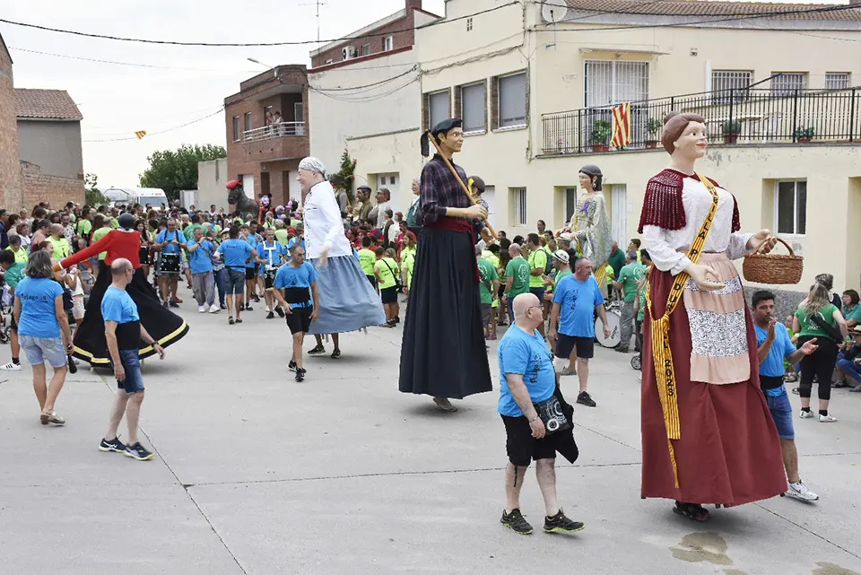 El dissabte 26 d'agost es va celebrar la 2a Trobada Gegantera de Sidamon amb el bateig del gegantó Andreu i la posterior cercavila pels carrers del poble amb la participació de diverses colles geganteres de municipis propers - Foto: Josep Ma Llovera