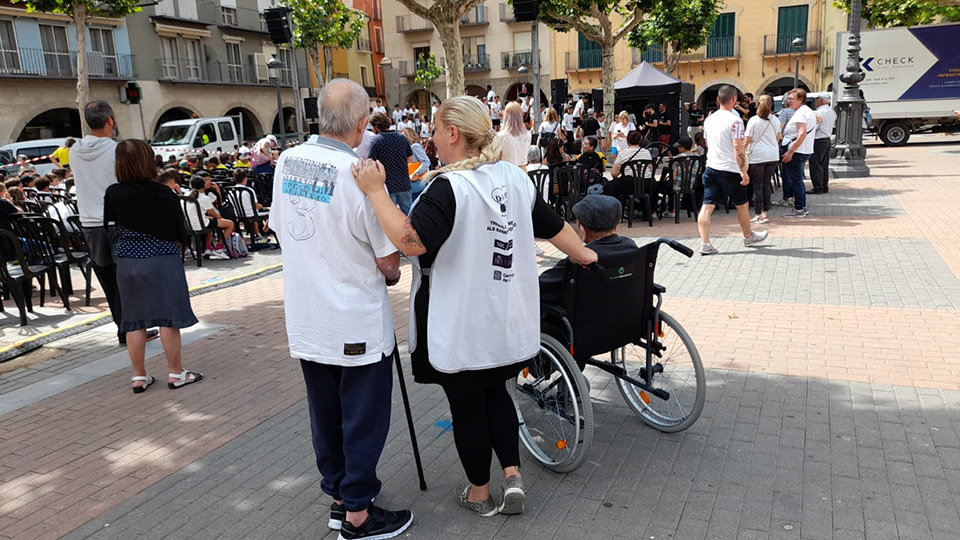 'De la mà' és un servei que ofereix acompanyar les persones grans per a fer gestions, visites mèdiques, o senzillament a fer un passeig i relacionar-se socialment - Foto: Paeria de Balaguer