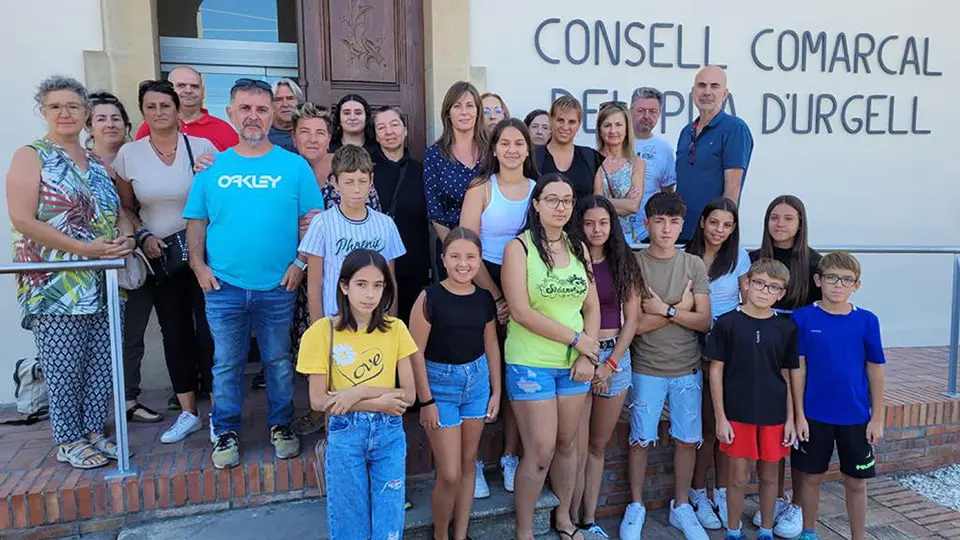 Famílies de Sidamon i Golmés amb representants del Consell Comarcal, després de la reunió que van mantenir aquest dijous amb l'ens comarcal i Educació per abordar la problemàtica del transport escolar - Foto: Cedida per Marta Cots