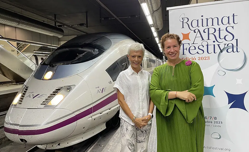 A la dreta de la imatge, Elena de Carandini, presidenta de
la Fundació Comunitària Raimat-Lleida, i Mayte Castillo, directora de Rodalies i representant
institucional de Renfe a Catalunya, formalitzen la col·laboració entre ambdues parts