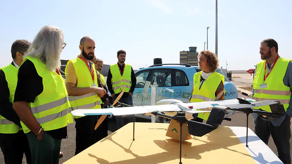 La consellera de Territori, Ester Capella, i altres autoritats durant una visita a l'aeroport de Lleida-Alguaire - Foto: Alba Mor (ACN)