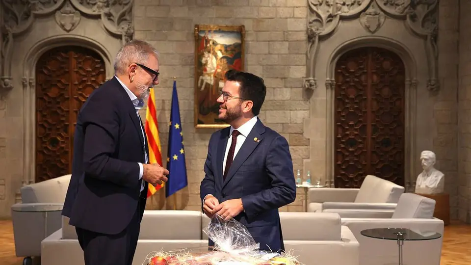 L'alcalde Larrosa va obsequiar Aragonès amb una cistella amb fruita de Lleida - Foto: Rubén Moreno