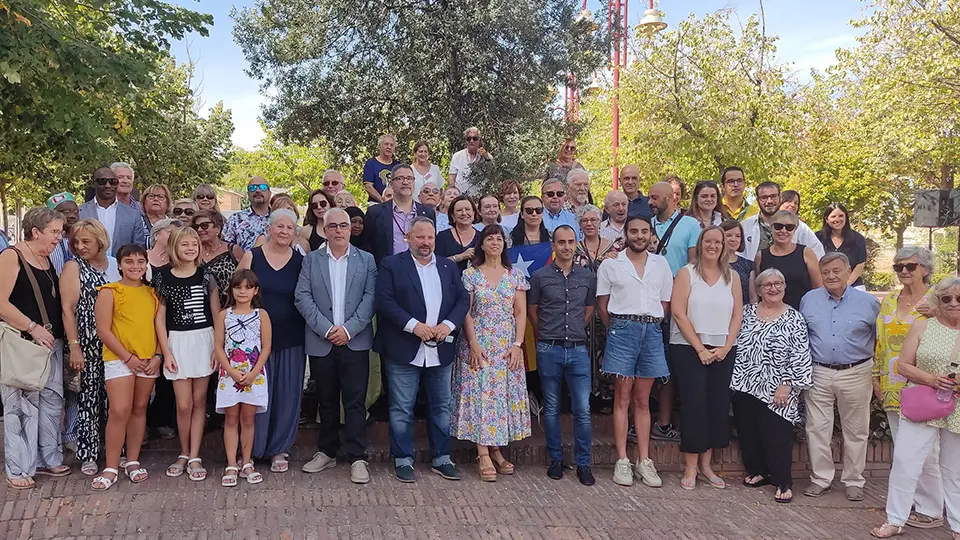 Foto de grup amb autoritats i teixit associatiu- Diada 2023 (Tàrrega)