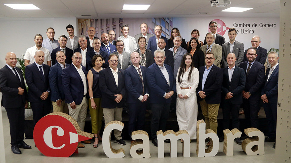 Membres assistents al ple de la Cambra de Comerç de Lleida amb el president reelegit, Jaume Saltó, al mig - Foto: Anna Berga (ACN)