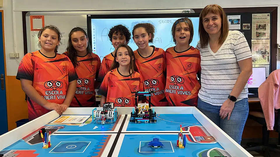 Els participants de l'escola Mossèn Albert Vives de la Seu d'Urgell a la final estatal de la World Robot Olympiad amb la coordinadora del projecte, Mireia Alba

Data de publicació: divendres 15 de setembre del 2023, 10:49

Localització: La Seu d'Urgell

Autor: Albert Lijarcio