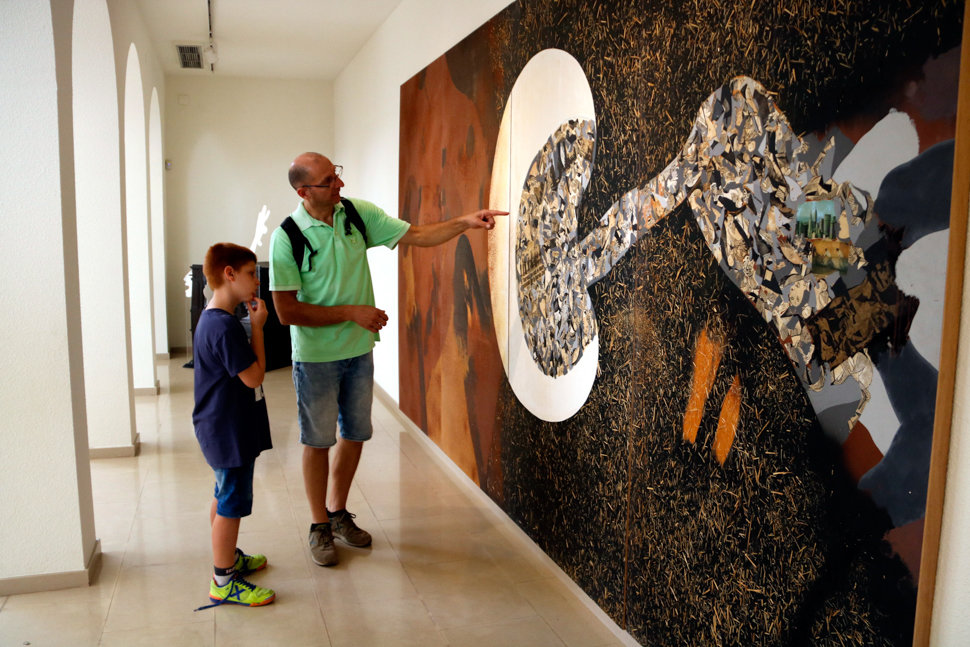 Dos visitants observant una obra de Guinovart que fa referències al 'Guernica' de Picasso - Foto: Oriol Bosch
