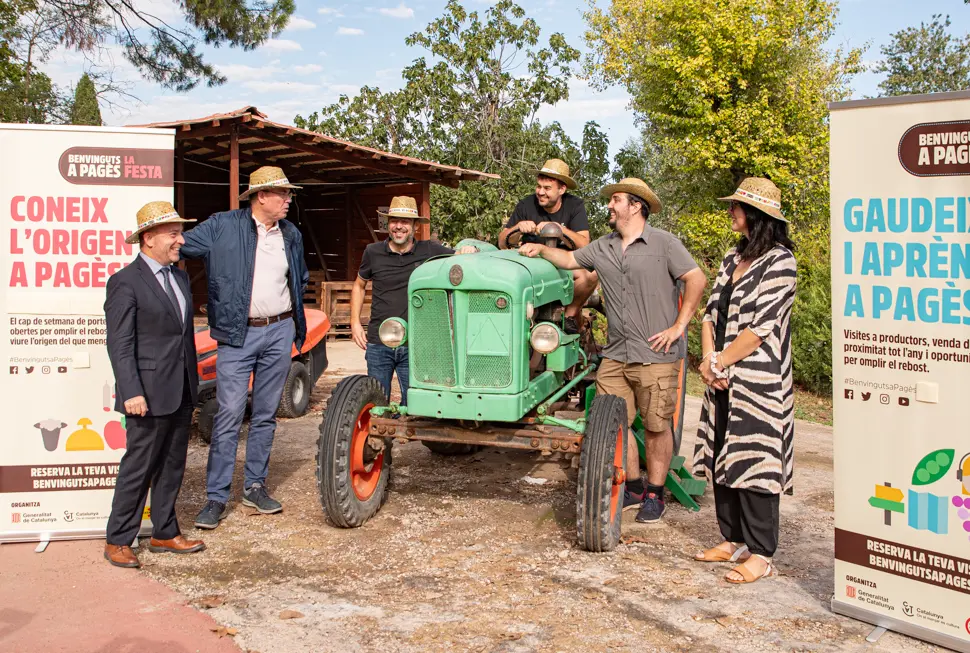 Foto de familia durant la presentació de la 8a edició del 'Benvinguts a Pagès La Festa' a La Manreana de Juneda - Foto: Jordi Vinuesa