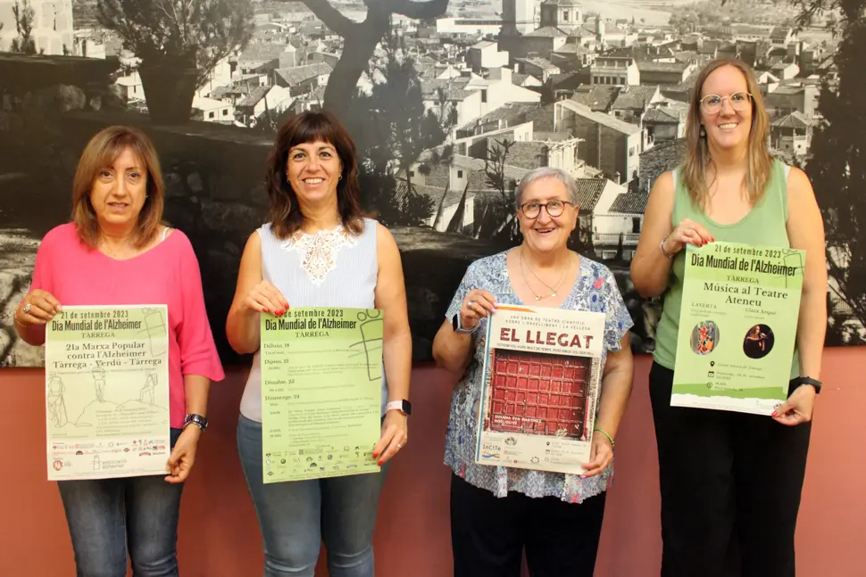 Representants de l’AFATC amb l’alcaldessa Alba Pijuan Vallverdú i la regidora d’Educació, Acció Social, Ciutadania i Feminismes, Alba Castellana - Foto: Ajuntament de Tàrrega