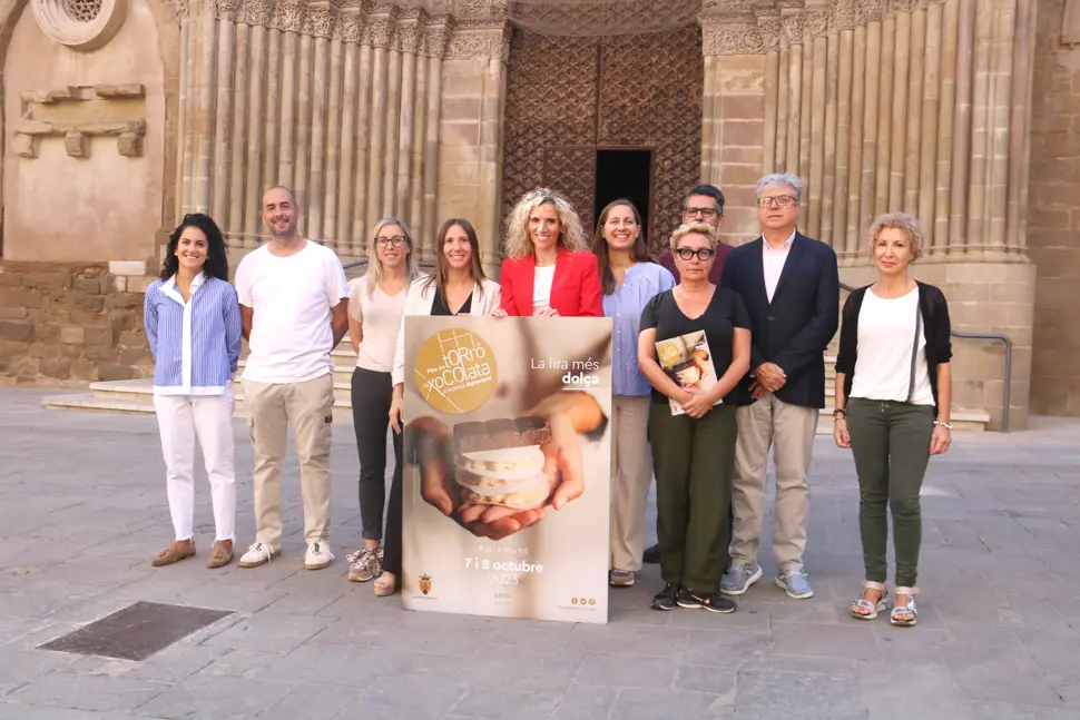 L'alcaldessa d'Agramunt, Sílvia Fernández, amb la directora de la Fira del Torró i la Xocolata a la Pedra, Sílvia Lombarte, i altres autoritats - Foto: Alba Mor