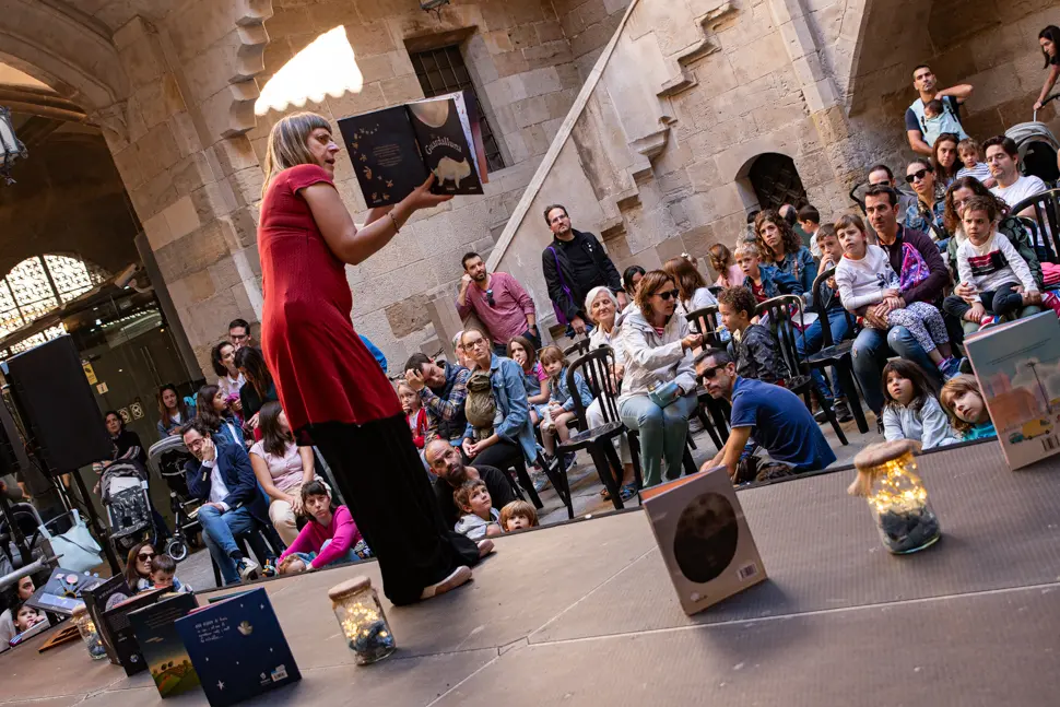 Contacontes a càrrec de Mertxe París (llibreria El Genet Blau) al pati de l'IEI durant la jornada de dissabte de la primera edició de Sant Miquel de les Lletres a Lleida - Foto: Jordi Vinuesa