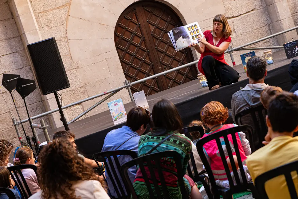 Contacontes a càrrec de Mertxe París (llibreria El Genet Blau) al pati de l'IEI durant la jornada de dissabte de la primera edició de Sant Miquel de les Lletres a Lleida - Foto: Jordi Vinuesa