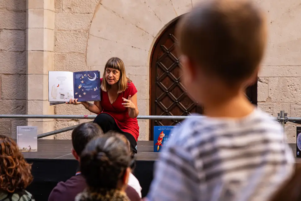 Contacontes a càrrec de Mertxe París (llibreria El Genet Blau) al pati de l'IEI durant la jornada de dissabte de la primera edició de Sant Miquel de les Lletres a Lleida - Foto: Jordi Vinuesa