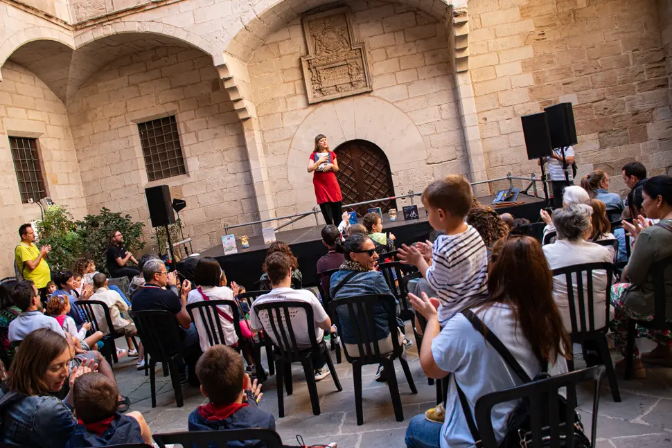Contacontes a càrrec de Mertxe París (llibreria El Genet Blau) al pati de l'IEI durant la jornada de dissabte de la primera edició de Sant Miquel de les Lletres a Lleida - Foto: Jordi Vinuesa