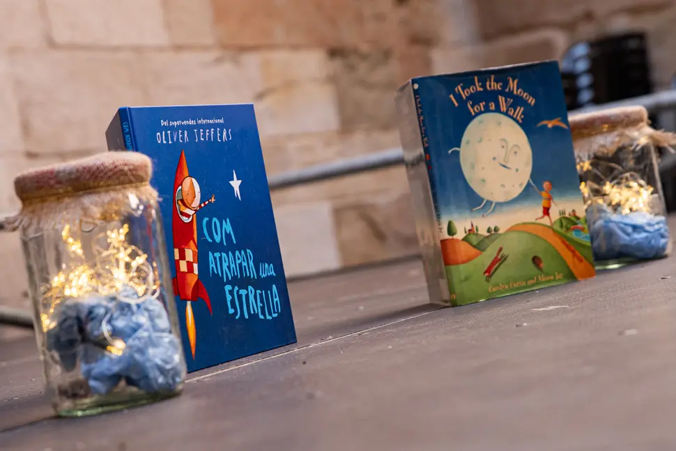 Contacontes a càrrec de Mertxe París (llibreria El Genet Blau) al pati de l'IEI durant la jornada de dissabte de la primera edició de Sant Miquel de les Lletres a Lleida - Foto: Jordi Vinuesa