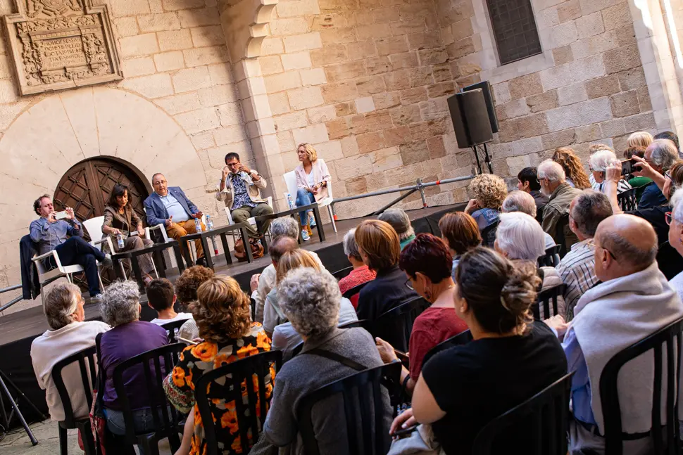 Vermut Literari amb Xavier Graset (acompanyat de Magda Gregori, Marta Alòs, Francesc Canosa i Antoni Gelonch) durant la jornada de dissabte de la primera edició de Sant Miquel de les Lletres a Lleida - Foto: Jordi Vinuesa
