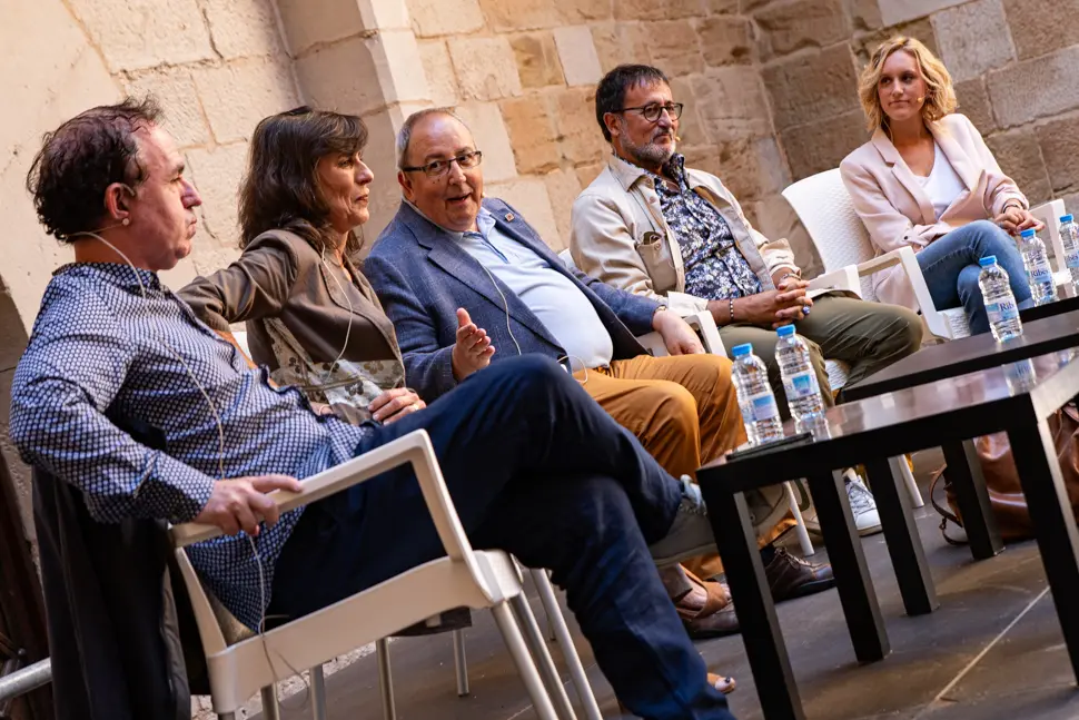 Vermut Literari amb Xavier Graset (acompanyat de Magda Gregori, Marta Alòs, Francesc Canosa i Antoni Gelonch) durant la jornada de dissabte de la primera edició de Sant Miquel de les Lletres a Lleida - Foto: Jordi Vinuesa