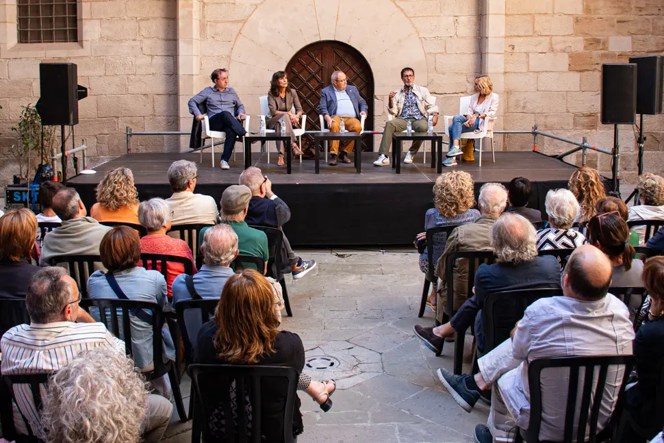 Vermut Literari amb Xavier Graset (acompanyat de Magda Gregori, Marta Alòs, Francesc Canosa i Antoni Gelonch) durant la jornada de dissabte de la primera edició de Sant Miquel de les Lletres a Lleida - Foto: Jordi Vinuesa