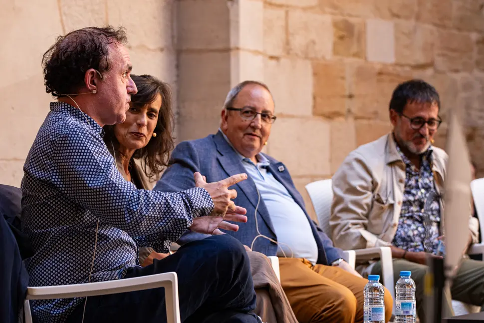 Vermut Literari amb Xavier Graset (acompanyat de Magda Gregori, Marta Alòs, Francesc Canosa i Antoni Gelonch) durant la jornada de dissabte de la primera edició de Sant Miquel de les Lletres a Lleida - Foto: Jordi Vinuesa