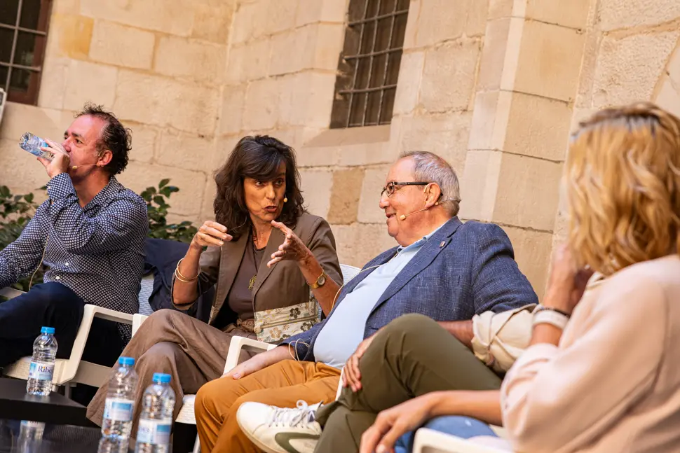 Vermut Literari amb Xavier Graset (acompanyat de Magda Gregori, Marta Alòs, Francesc Canosa i Antoni Gelonch) durant la jornada de dissabte de la primera edició de Sant Miquel de les Lletres a Lleida - Foto: Jordi Vinuesa