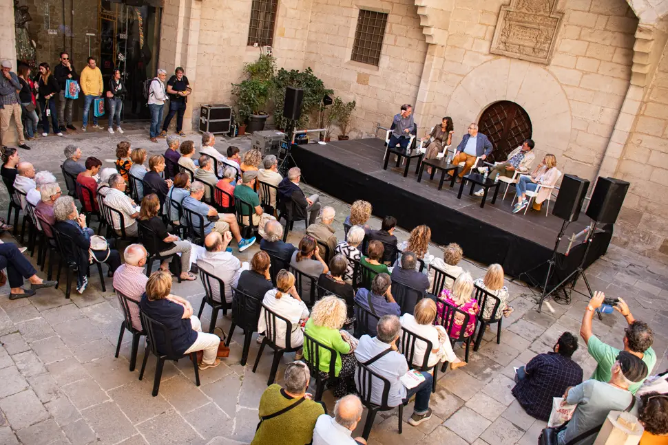 Vermut Literari amb Xavier Graset (acompanyat de Magda Gregori, Marta Alòs, Francesc Canosa i Antoni Gelonch) durant la jornada de dissabte de la primera edició de Sant Miquel de les Lletres a Lleida - Foto: Jordi Vinuesa