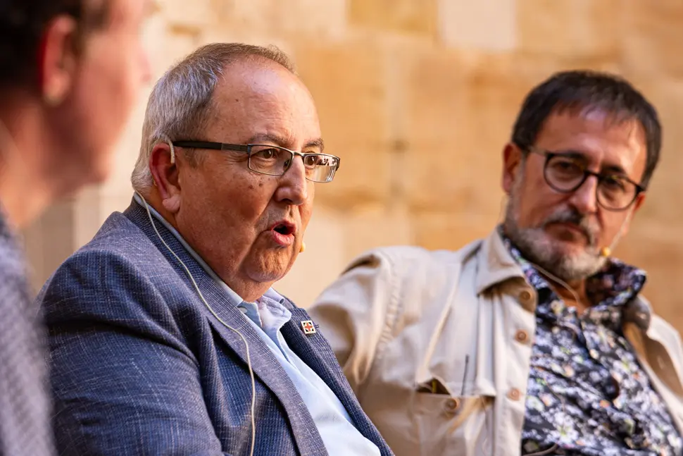 Antoni Gelonch va moderar el vermut Literari encapçalat pel periodista Xavier Graset (acompanyat de Magda Gregori, Marta Alòs i Francesc Canosa) durant la jornada de dissabte de la primera edició de Sant Miquel de les Lletres a Lleida - Foto: Jordi Vinuesa