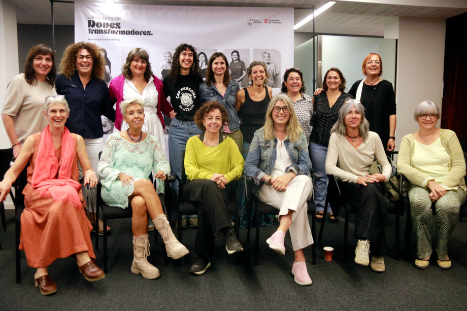 Representants i institucionals amb algunes de les protagonistes del projecte 'Lleida, terra de dones transformadores' a la delegació del Govern a Lleida - Foto: Anna Berga