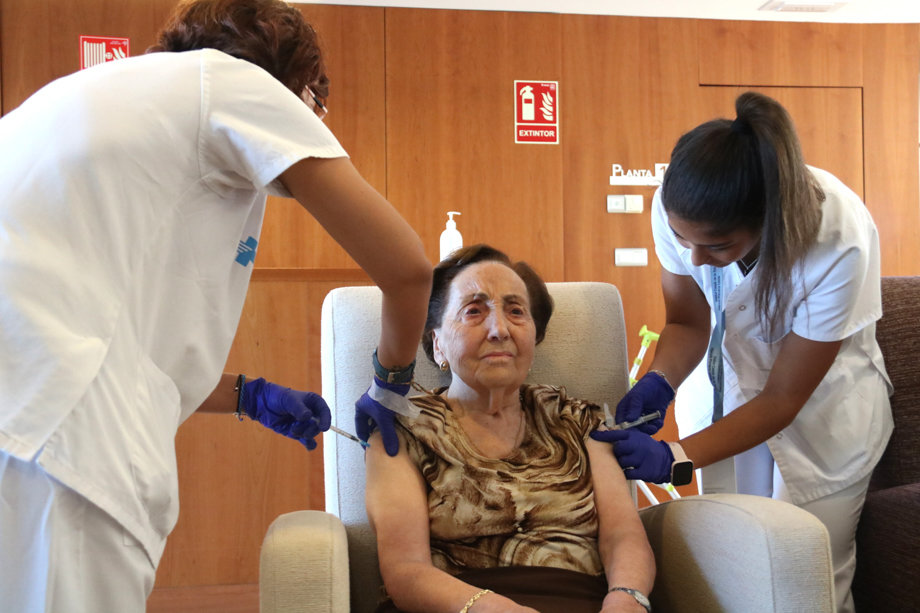 Dues infermeres apliquen les injeccions de la covid-19 i la grip a una de les residents de la Betula Alba d'Almacelles - Foto: Ignasi Gómez