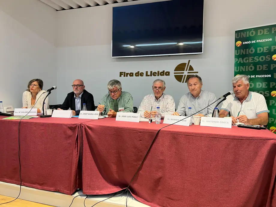 Representants de les comunitats de regants de Lleida amb la presidenta de la CHE, Maria Dolores Pascual, en una jornada a la Fira de Sant Miquel de Lleida - Foto: Oriol Bosch