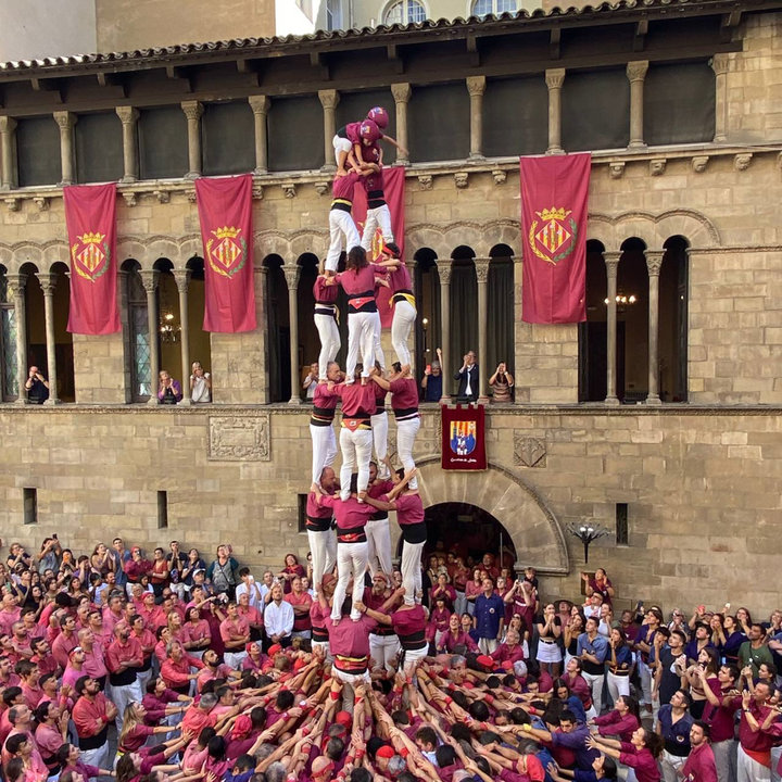 Els castellers de Lleida fan un 4d8 a la plaça de la Paeria - Foto: Castellers de Lleida