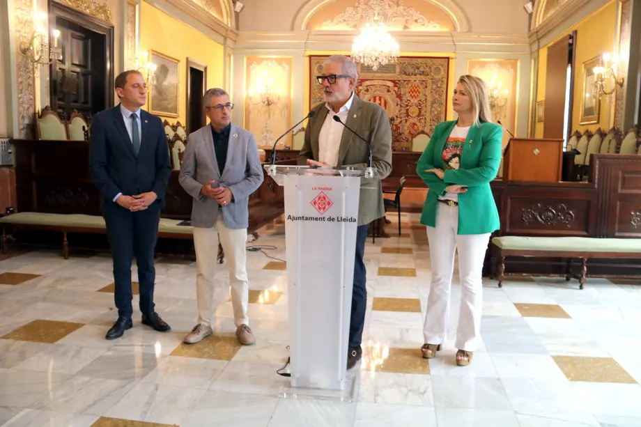 L'alcalde de Lleida, Fèlix Larrosa, amb el Secretari d’Estat de Medi Ambient, Hugo Morán; el subdelegat del govern espanyol a Lleida, José Crespín; i la regidora Begoña Iglesias - Foto: Alba Mor