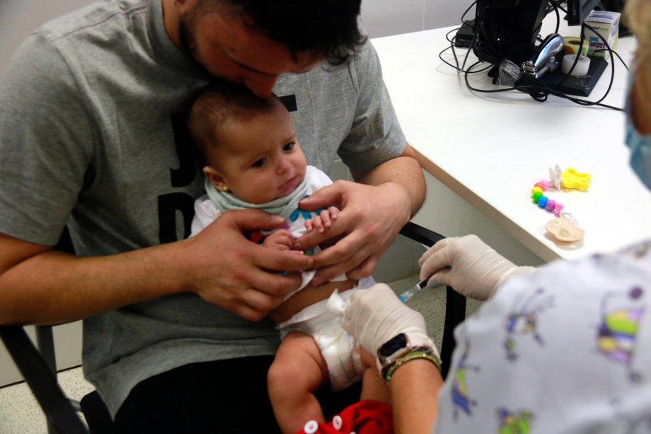 Una infermera vacuna un nadó del virus respiratori sincicial al CAP Onze de Setembre de Lleida - Foto: Anna Berga