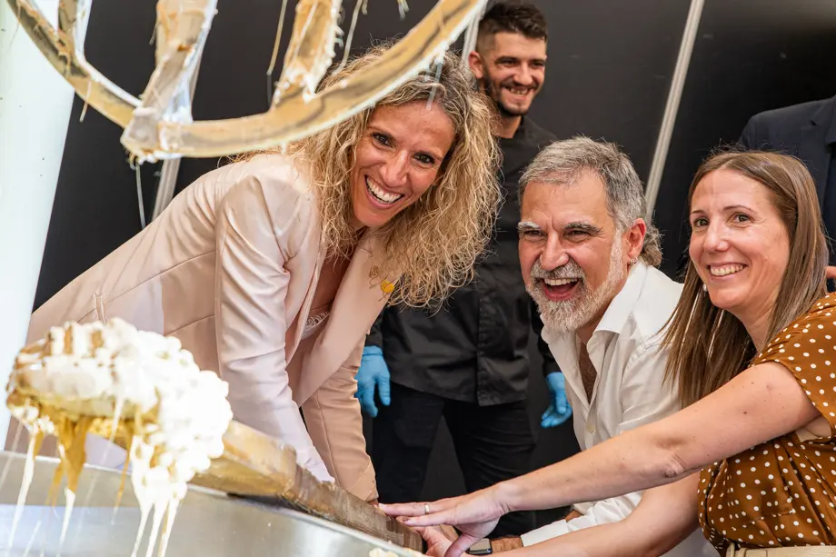 L'alcaldessa d'Agramunt, Sílvia Fernàndez, l'expresident d'Òmnium Jordi Cuixart i la directora de la Fira del Torró, Tamara Lombarte, participen en la cuita del torró, una de les activitats de la 34a Fira del Torrò d'Agramunt - Foto: Jordi Vinuesa