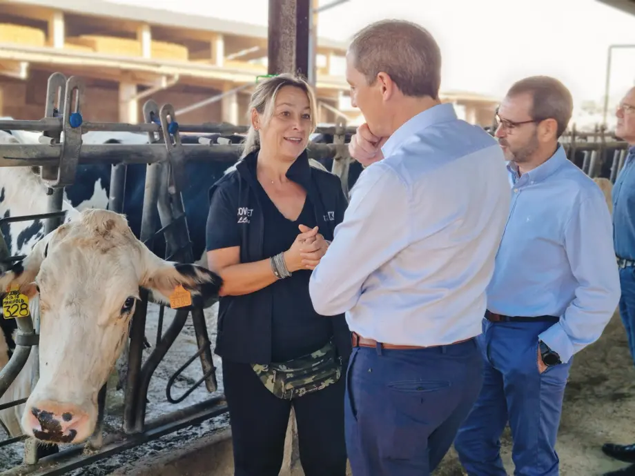 El subdelegat del govern espanyol a Lleida, José Crespín, visita una granja de vaques de llet Cal Serret de Vallfogona de Balaguer - Foto: Cedida per la Subdelegació del govern espanyol a Lleida