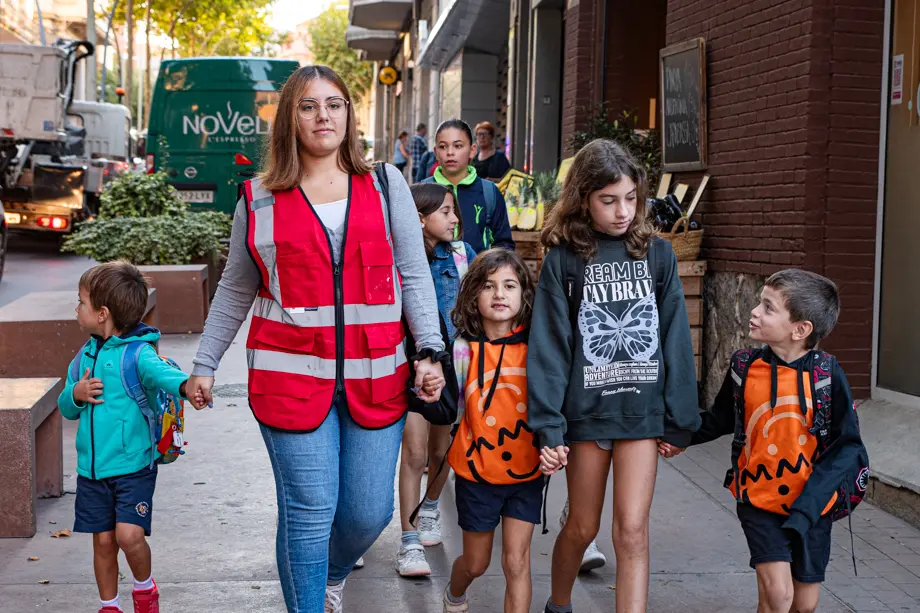 Una monitora acompanya un grup d'infants adherits a 'Camins escolars' pels carrers de Tàrrega - Foto: Jordi Vinuesa