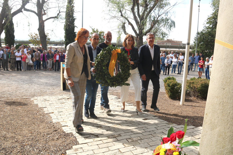 La consellera de Justícia, Drets i Memòria, Gemma Ubasart, fa l'ofrena floral davant el monument que fa homenatge a Lluís Companys al Tarròs (Urgell) - Foto: Alba Mor
