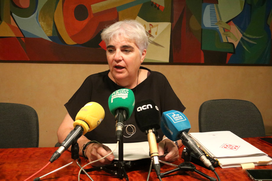 La regidora de Bon Govern de la Paeria de Lleida, Carme Valls, durant la presentació de l'acord per a l'aprovació de les ordenances fiscals - Foto: Ignasi Gómez
