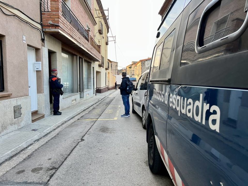 Lateral d'un furgó dels Mossos en una entrada que la policia duu a terme a Sentmenat i que s'emmarca en l'operatiu contra el grup Combat 18 - Foto: Albert Segura