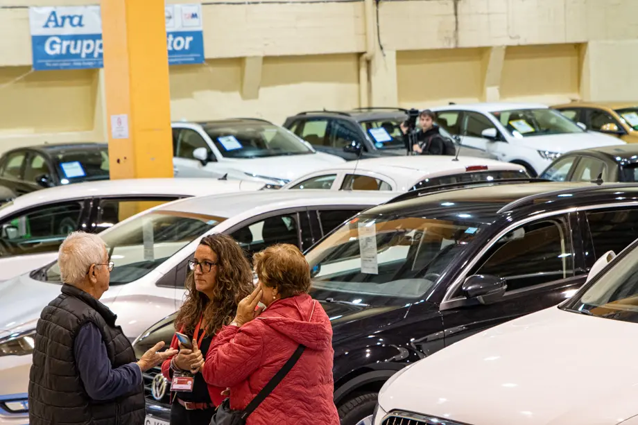 Una comercial parla amb uns clients durant la inauguració de l'Autotardor 2023 a la Fira de Mollerussa - Foto: Jordi Vinuesa