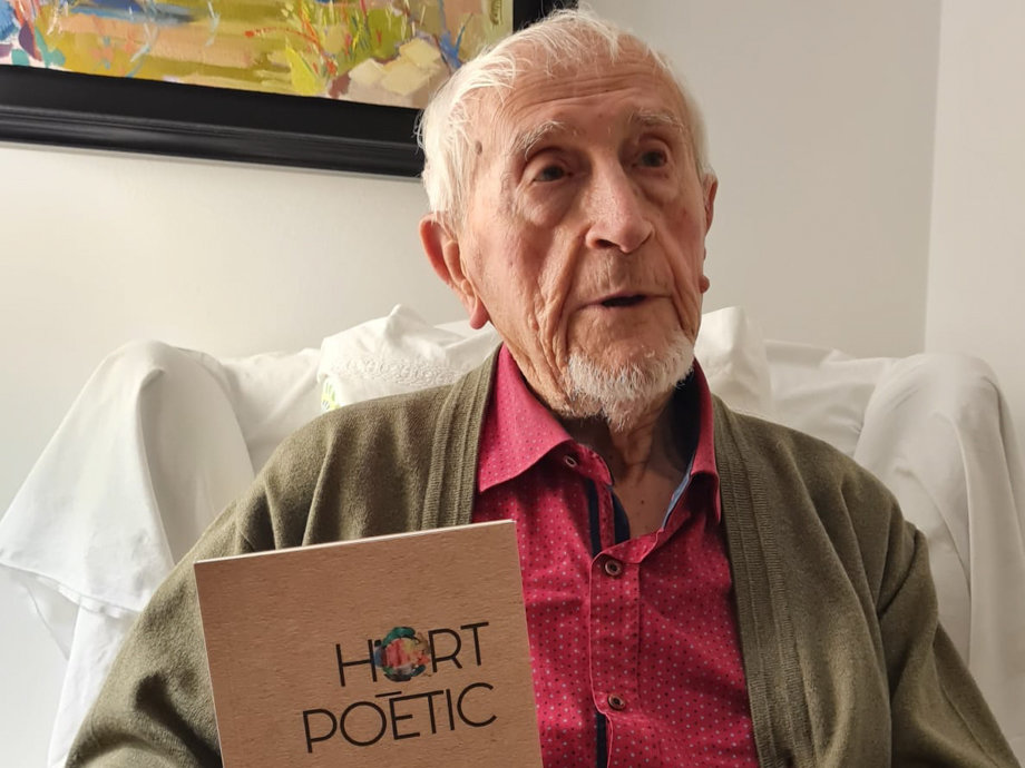 Josep Vallverdú amb el llibre de l'Hort Poètic, que inclou dos poemes inètis d'aquest autor i les seves il·lustracions - Foto: Ajuntament de Bellvís i els Arcs